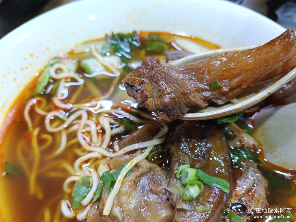 昆陽牛肉麵 南港美食 昆陽站美食 榨菜肉絲麵 炸醬麵 台灣小吃 牛肉煮的非常軟嫩，肉質軟一咬下去入口即化，牛筋也滷得很透，非常有嚼勁 @在地老饕阿府
