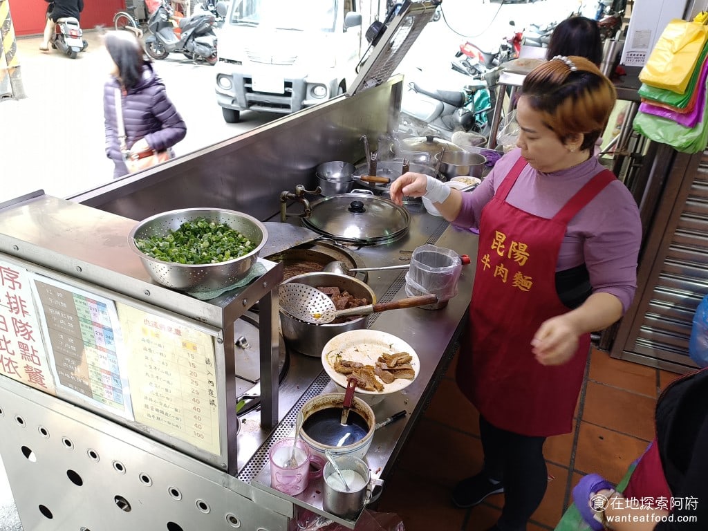 昆陽牛肉麵 南港美食 昆陽站美食 榨菜肉絲麵 炸醬麵 台灣小吃 這間昆陽牛肉麵剛好就在捷運昆陽站4號出口，過個馬路就到了非常近，停車的話則要走比較遠 @在地老饕阿府