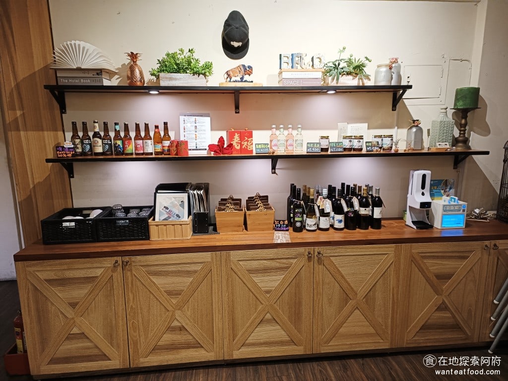 BFLO Restaurant Restaurant菜單 Restaurant推薦 水牛城辣雞翅 旁邊的櫃子上還有販賣店家所推薦的一些商品，例如酒類、醬料和蜂蜜。 @在地老饕阿府