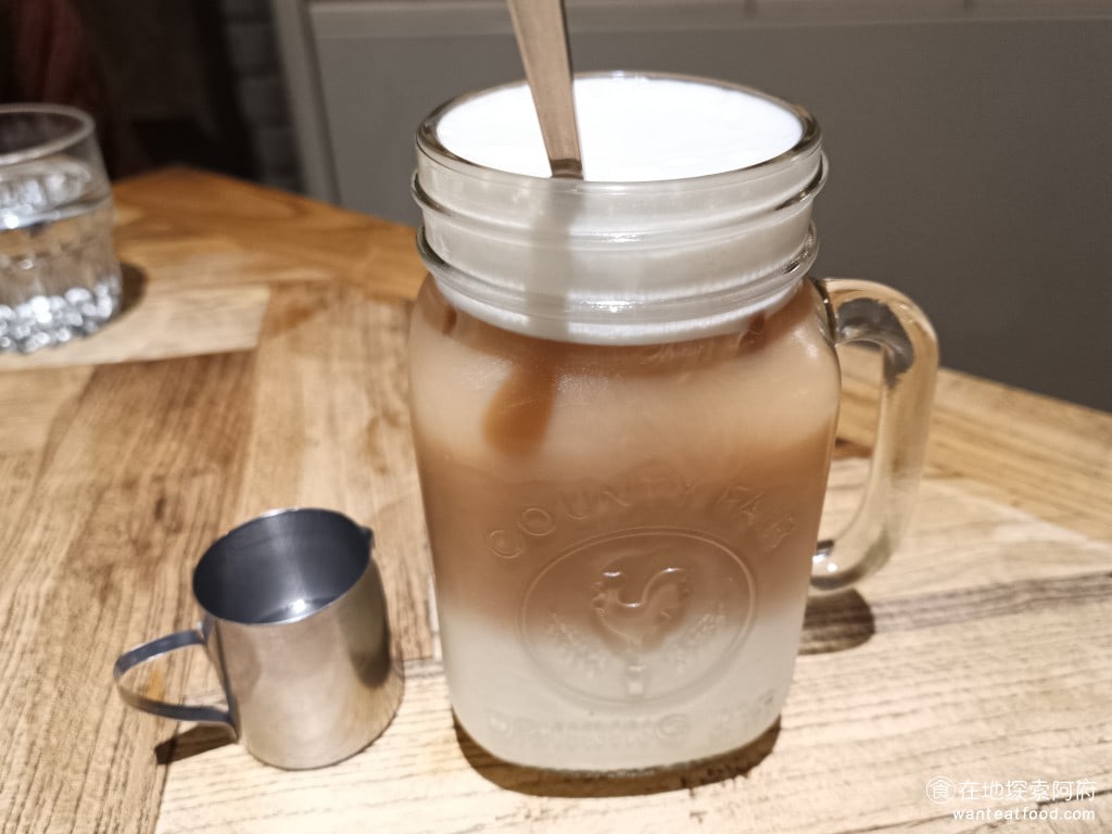 BFLO Restaurant Restaurant菜單 Restaurant推薦 水牛城辣雞翅 阿薩姆鮮奶茶 鮮奶茶喝得到濃濃的奶香味，茶香味比較淡一點。旁邊還有附糖，如果覺得不夠甜可以再加，但本身我覺得就已經很甜了。 @在地老饕阿府