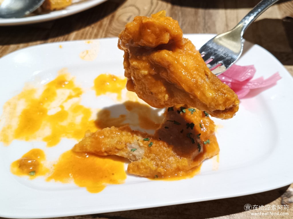 BFLO Restaurant Restaurant菜單 Restaurant推薦 水牛城辣雞翅 這個辣雞翅吃了一口後，快要把我給辣死了！因為他的醬料非常辣，帶了一點酸味。這樣的味道算是不錯的，只是真的太辣了。 @在地老饕阿府