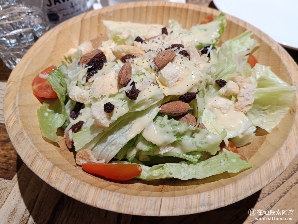 BFLO Restaurant Restaurant菜單 Restaurant推薦 水牛城辣雞翅 凱薩沙拉 沙拉吃起來還不錯，很清爽。裡面有葡萄乾和核桃，整體的口味比較淡，但因為是上的第一道菜，所以淡一點我覺得沒有什麼問題的。 @在地老饕阿府