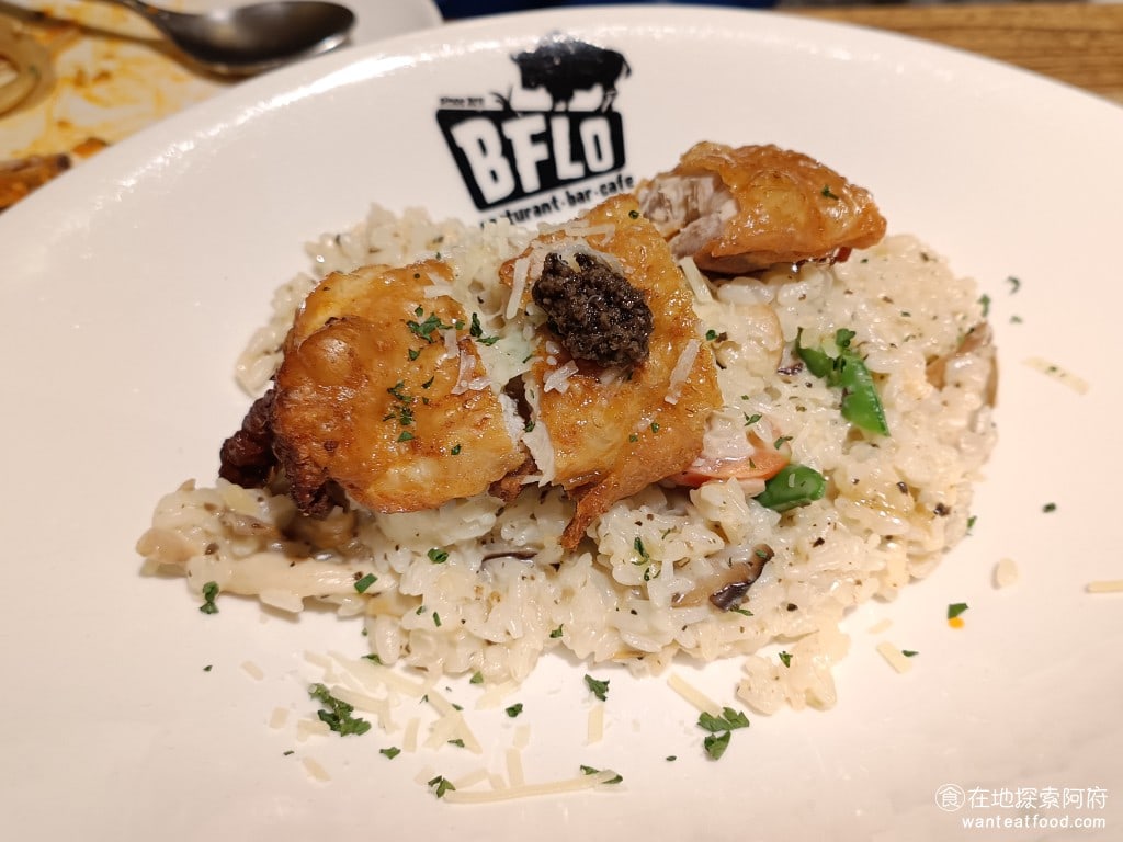 BFLO Restaurant Restaurant菜單 Restaurant推薦 水牛城辣雞翅 烤雞腿松露菇燉飯 燉飯的味道個人認為比較普通。燉飯的米心有點黏，所以口感較軟，只是奶油味個人覺得不夠濃。至於上面的烤雞腿，我個人也覺得普通，雞腿肉有一點點硬。 @在地老饕阿府