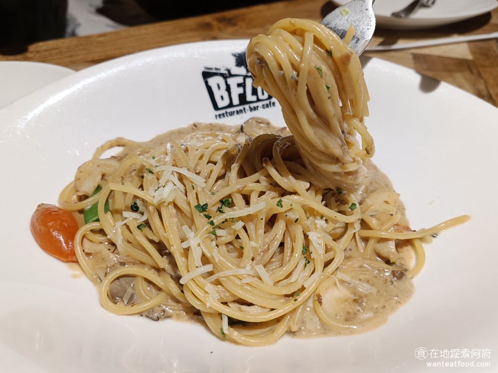 BFLO Restaurant Restaurant菜單 Restaurant推薦 水牛城辣雞翅 奶油醬的味道沒有特別濃，感覺口味比較淡，反而是牛肝菌的味道比較重，整體上吃起來還行。 @在地老饕阿府