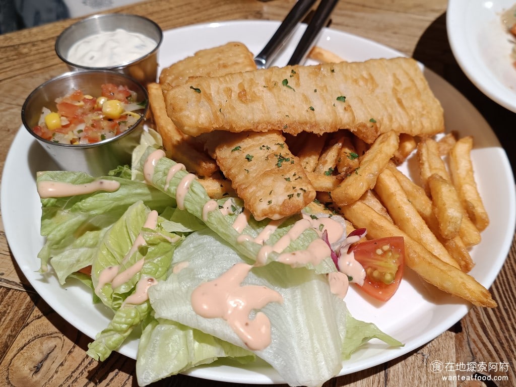 BFLO Restaurant Restaurant菜單 Restaurant推薦 水牛城辣雞翅 烤魚薯條 烤魚薯條他的麵皮比較沒有那麼脆，反而口感比較偏硬，所以吃的時候記得要切小塊再吃，切小塊吃之後，沾上特製的塔塔醬，味道還蠻棒的。 @在地老饕阿府