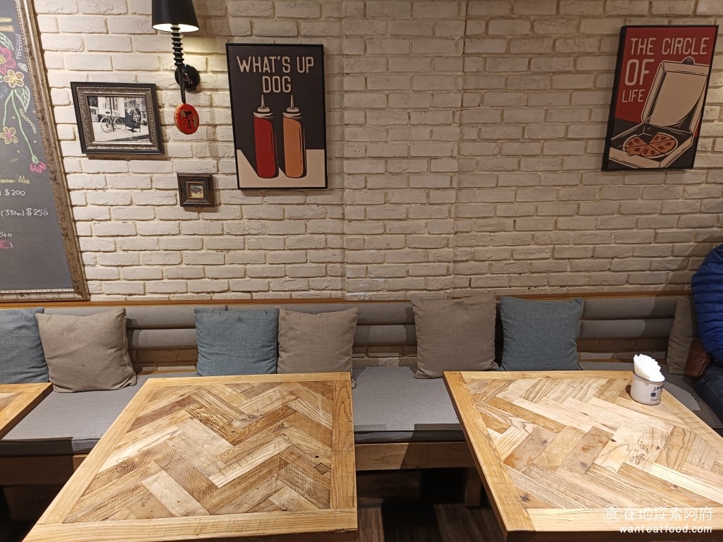 BFLO Restaurant Restaurant菜單 Restaurant推薦 水牛城辣雞翅 店內的座位不算多，算是一間小店吧。店內環境非常乾淨，裝潢得非常漂亮，還有沙發座椅。 @在地老饕阿府