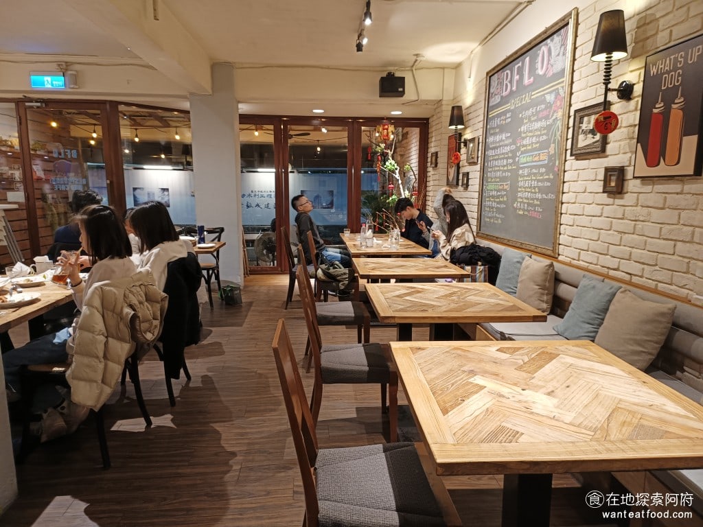 BFLO Restaurant Restaurant菜單 Restaurant推薦 水牛城辣雞翅 店內環境燈火通明，坐起來非常舒服。只是個人覺得店內的冷氣開得太冷了，後來因為真的受不了，所以我跟店員說希望可以把冷氣溫度調高一點。 @在地老饕阿府