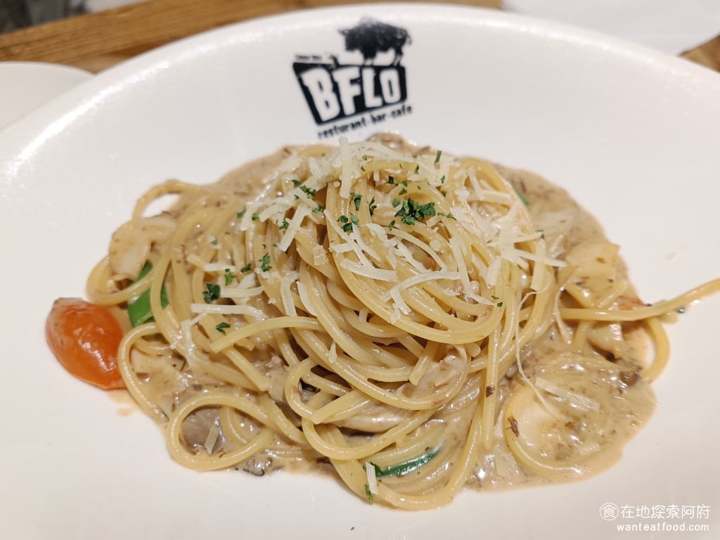 BFLO Restaurant Restaurant菜單 Restaurant推薦 水牛城辣雞翅 牛肝菌菇奶油麵 這裡的義大利麵非常道地，麵心沒有煮透，所以麵體本身都偏硬。由於我個人是喜歡吃軟一點的，所以沒有特別喜歡這一道菜。 @在地老饕阿府