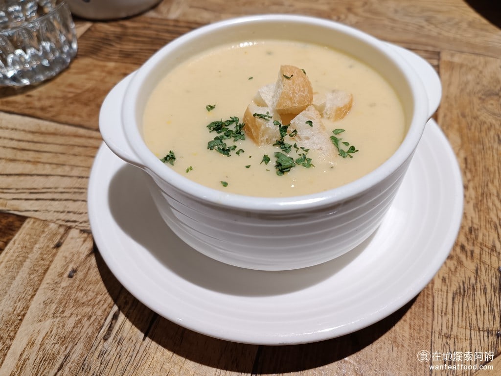 BFLO Restaurant Restaurant菜單 Restaurant推薦 水牛城辣雞翅 玉米濃湯 玉米濃湯非常濃郁，裡面有加麵包塊，喝起來還有濃濃的奶油味，裡面吃不到什麼玉米粒，但整體來說還不錯喝。 @在地老饕阿府