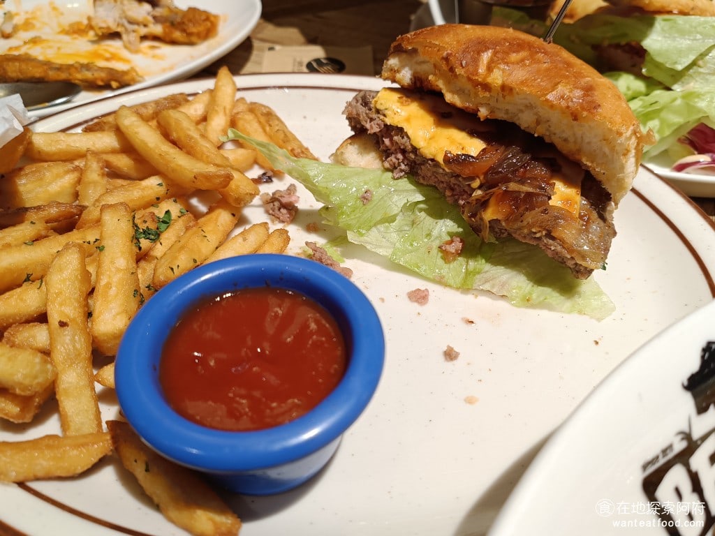 BFLO Restaurant Restaurant菜單 Restaurant推薦 水牛城辣雞翅 漢堡裡的牛肉吃起來非常軟嫩，一咬就爛，不會像其他漢堡一樣牛肉非常硬。這裡的漢堡吃起來口感比較濕，所以非常順口，我覺得蠻好吃的。另外，他的炸薯條口感非常酥脆，但也不會炸得很硬。 @在地老饕阿府