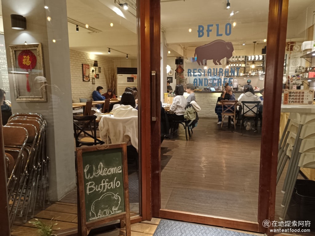 BFLO Restaurant Restaurant菜單 Restaurant推薦 水牛城辣雞翅 我們會來吃這間餐廳，主要是在地圖上搜尋水牛城辣雞翅，無意間找到這間店，而且還發現這間店有破千評論，評分高達4。 @在地老饕阿府