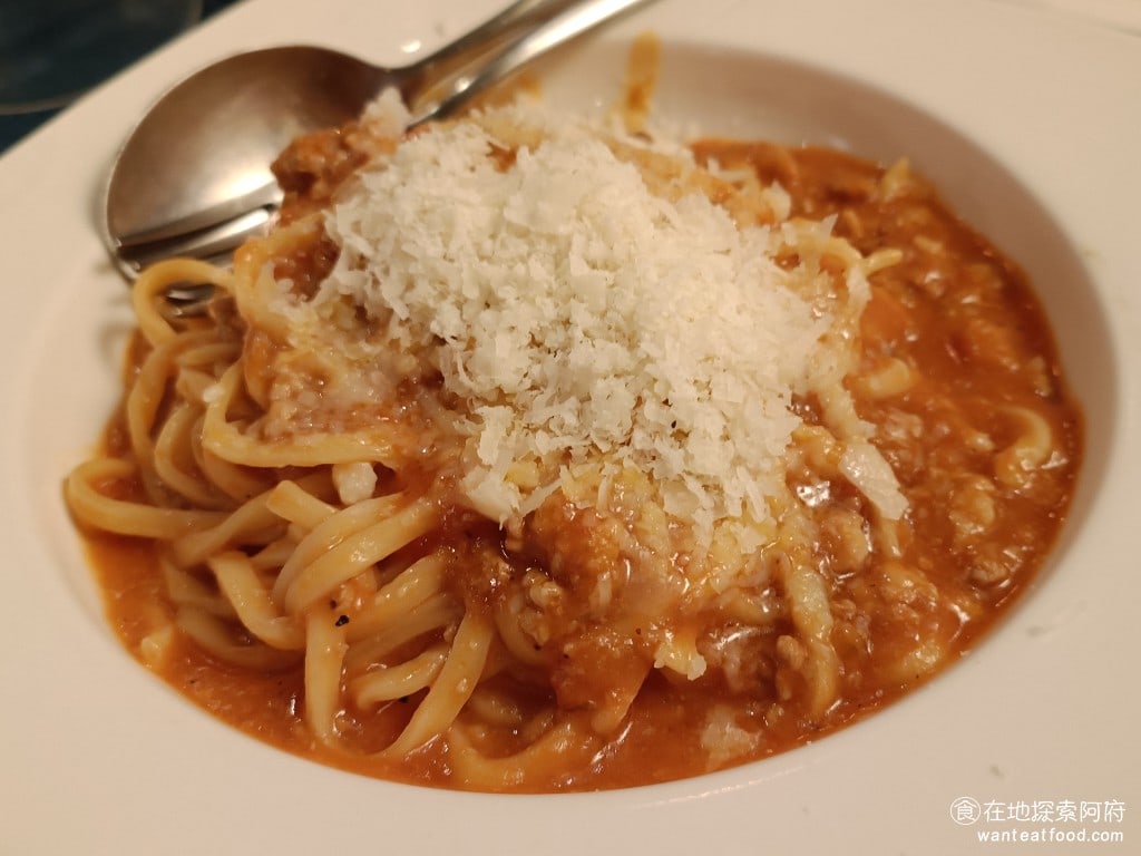 Osteria Rialto 雅朵義大利餐館 雅朵義大利餐館菜單 雅朵義大利餐館價格 大安區美食 肉醬手桿麵 380 元 這裡不只披薩好吃,義大利麵的味道也很棒,他的麵用的是自己做的手桿麵。 @在地老饕阿府