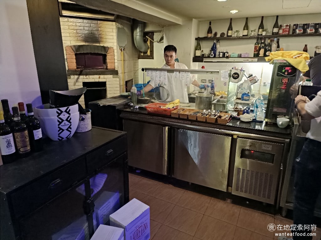 Osteria Rialto 雅朵義大利餐館 雅朵義大利餐館菜單 雅朵義大利餐館價格 大安區美食 廚房是開放式的,裡面有一個超大的烤爐,披薩都是手工窯烤的。 @在地老饕阿府