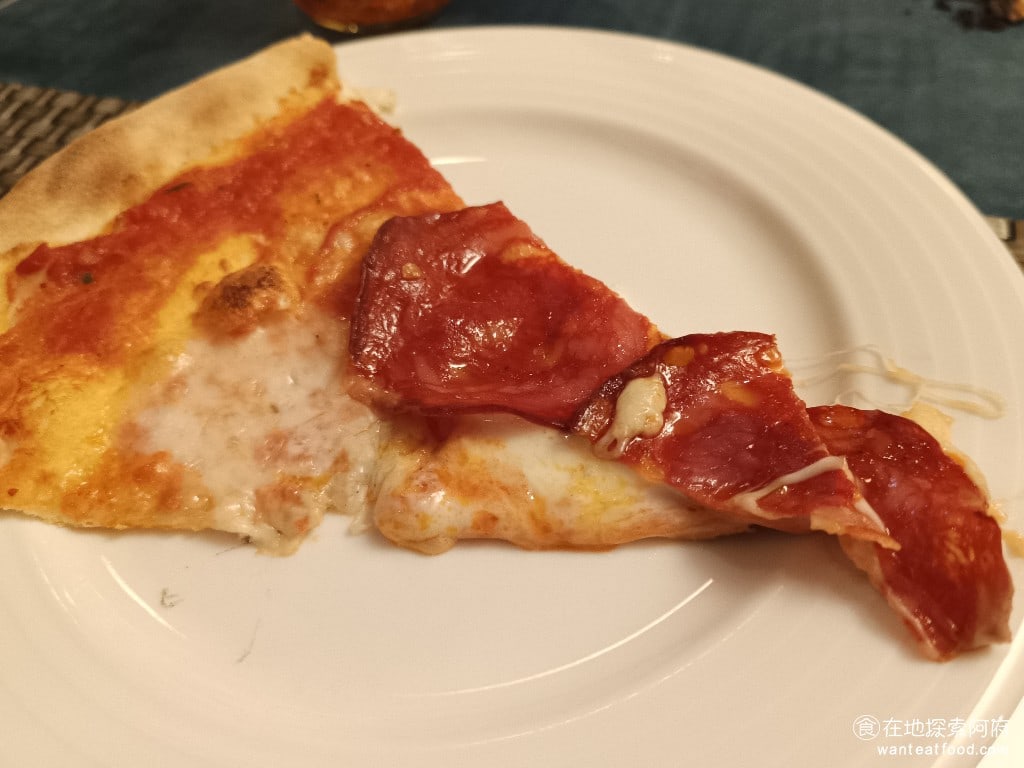 Osteria Rialto 雅朵義大利餐館 雅朵義大利餐館菜單 雅朵義大利餐館價格 大安區美食 上面灑了滿滿的起司和番茄醬,口感非常軟嫩,味道還不錯 只是個人還是偏好更脆一點的餅皮,我覺得他的披薩吃起來太軟了。這種薄式的披薩,究竟要脆還是要軟,實在見仁見智,不過披薩的配料和醬料都集中在正中間,反而使得邊緣的餅皮吃起來比較乾硬。 @在地老饕阿府