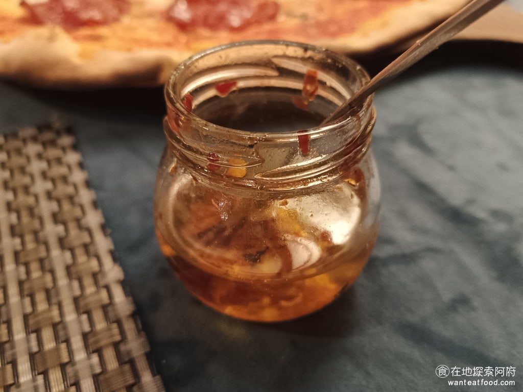 Osteria Rialto 雅朵義大利餐館 雅朵義大利餐館菜單 雅朵義大利餐館價格 大安區美食 義式辣臘腸披薩,還有附上店家自製的辣椒醬。 @在地老饕阿府