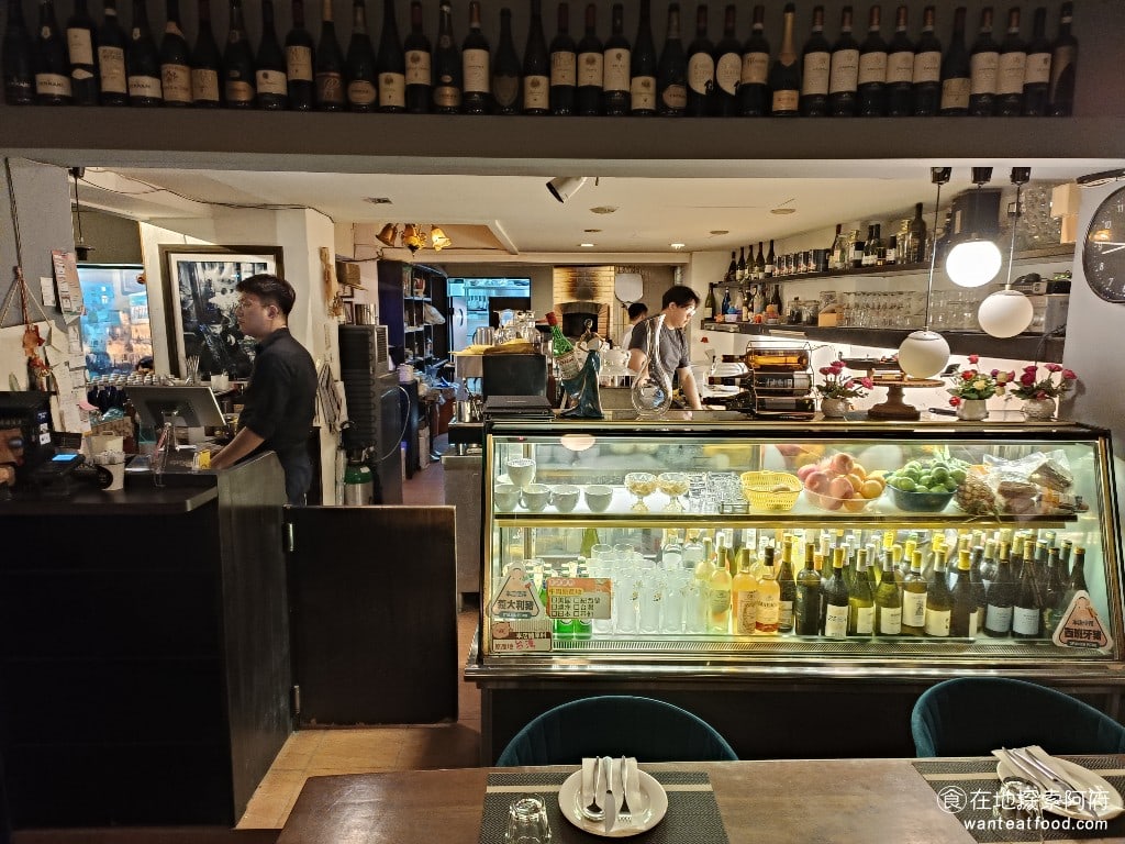 Osteria Rialto 雅朵義大利餐館 雅朵義大利餐館菜單 雅朵義大利餐館價格 大安區美食 《Osteria Rialto 雅朵義大利餐館》的酒類品項非常多,光是菜單酒的部分,就有四、五頁以上,並提供專業的餐酒搭配建議,從餐前酒到餐後酒,全部都有。 @在地老饕阿府