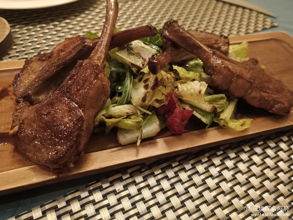 Osteria Rialto 雅朵義大利餐館 雅朵義大利餐館菜單 雅朵義大利餐館價格 大安區美食 嫩煎小羊排 880 元 羊排的份量給的有一點少,所以會感覺比較貴,但吃起來味道還算不錯,羊排完全沒有羊騷味,肉質也非常的軟嫩。 @在地老饕阿府