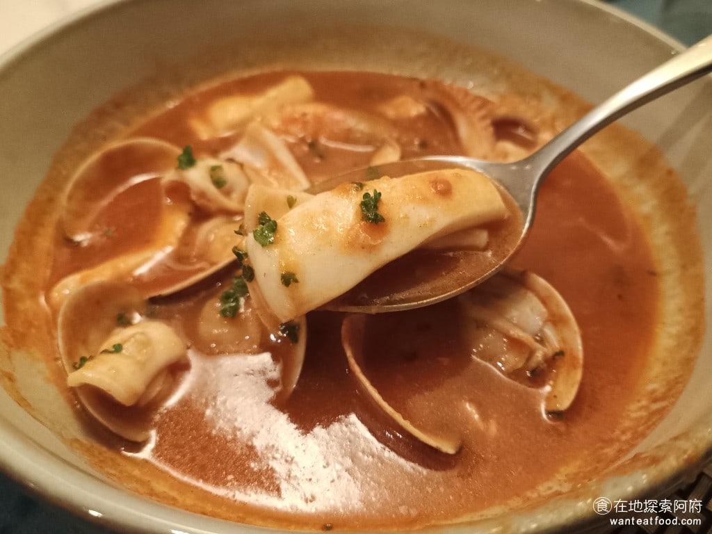 Osteria Rialto 雅朵義大利餐館 雅朵義大利餐館菜單 雅朵義大利餐館價格 大安區美食 海鮮湯裡面有魷魚、蛤蠣和蝦子,海鮮湯喝起來是濃濃的番茄味,味道非常重,一喝就知道是道地的義式風味。 @在地老饕阿府