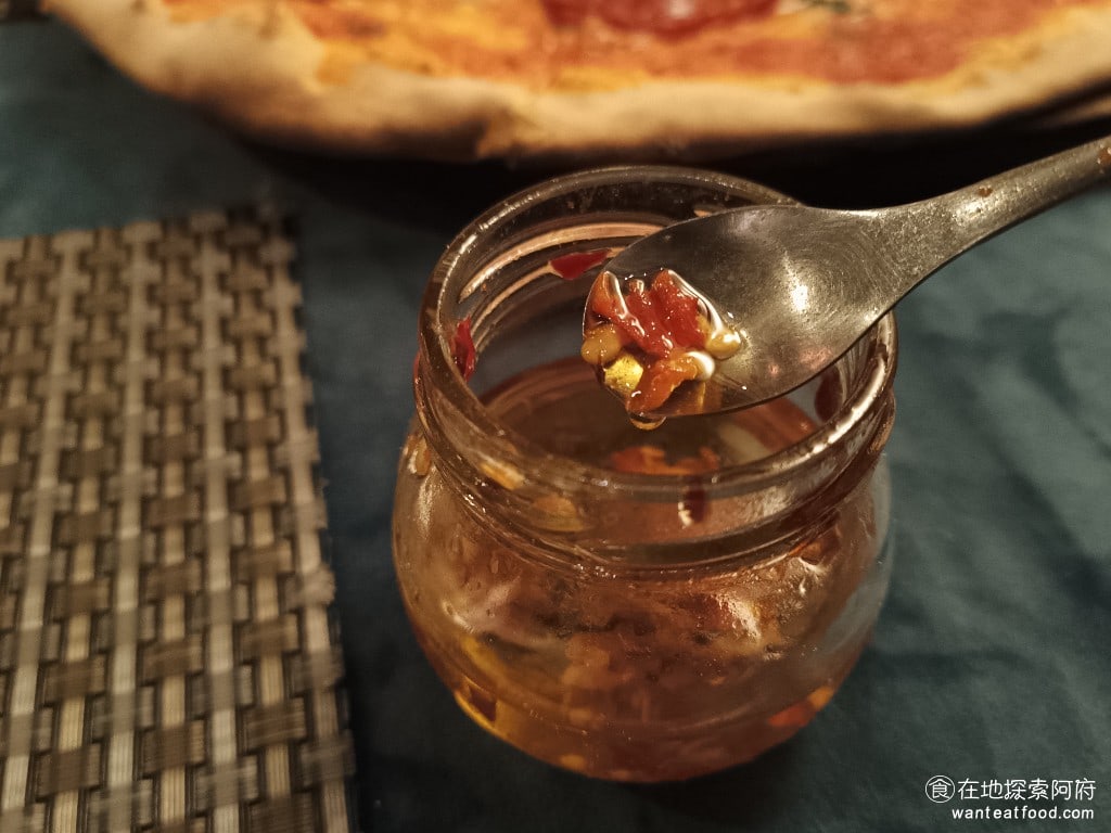 Osteria Rialto 雅朵義大利餐館 雅朵義大利餐館菜單 雅朵義大利餐館價格 大安區美食 如果覺得不夠辣,就可以再加辣椒醬,但個人覺得比薩本身的辣度就很足夠了,不太需要再加辣。 @在地老饕阿府