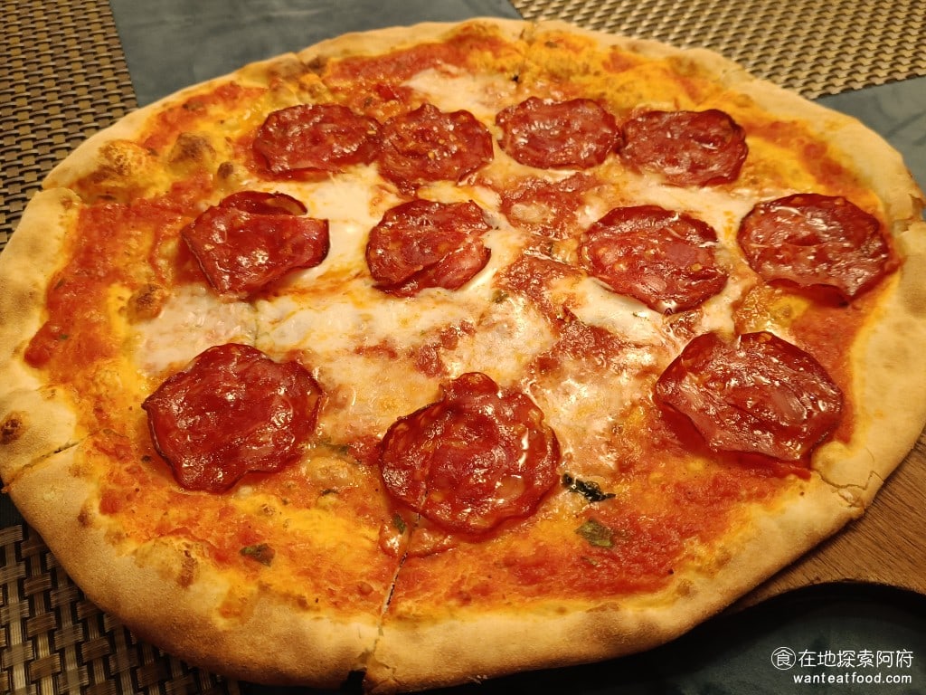Osteria Rialto 雅朵義大利餐館 雅朵義大利餐館菜單 雅朵義大利餐館價格 大安區美食 義式辣臘腸披薩 這一份比薩的價格是 460 元,比薩的面積非常大,一個人吃一整片絕對吃不完, CP 值還可以。 @在地老饕阿府