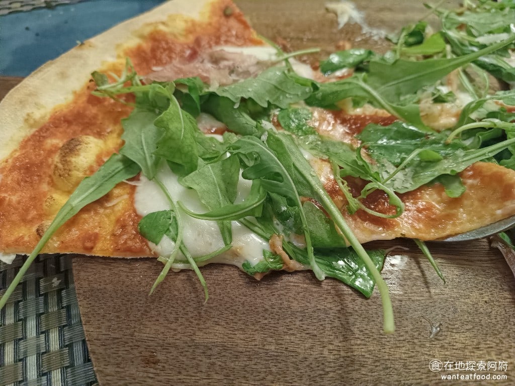 Osteria Rialto 雅朵義大利餐館 雅朵義大利餐館菜單 雅朵義大利餐館價格 大安區美食 只是和臘腸披薩一樣,只有中間的部分比較好吃,但吃到餅皮外圍就沒有什麼醬料了,所以會覺得比較乾、比較硬。 @在地老饕阿府
