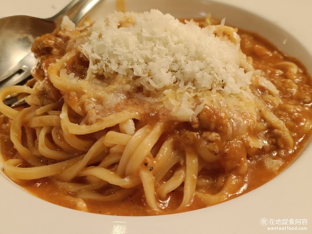 Osteria Rialto 雅朵義大利餐館 雅朵義大利餐館菜單 雅朵義大利餐館價格 大安區美食 麵的口感吃起來比較粗,咬起來非常有嚼勁,原本會擔心麵會不會太硬,但吃起來其實蠻軟的。 @在地老饕阿府