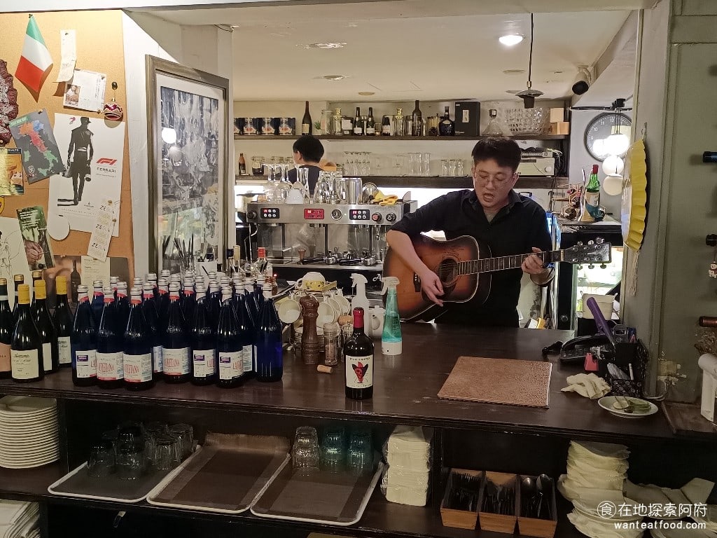 Osteria Rialto 雅朵義大利餐館 雅朵義大利餐館菜單 雅朵義大利餐館價格 大安區美食 在《Osteria Rialto 雅朵義大利餐館》用餐氣氛非常好,如果有人生日,或是店員有空閒的時候,就會拿起吉他,為大家高歌一曲。 @在地老饕阿府