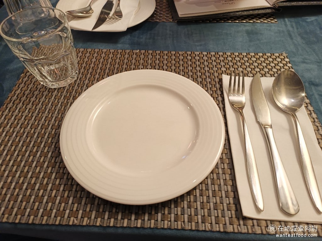 Osteria Rialto 雅朵義大利餐館 雅朵義大利餐館菜單 雅朵義大利餐館價格 大安區美食 入座後一開始都在等店員幫我加水,但後來才發現這裡是沒有提供開水的,可能是因為他希望客人點酒或飲料來喝吧。這點我就覺得蠻可惜的,因為沒有水,餐點吃起來就會非常乾。 @在地老饕阿府