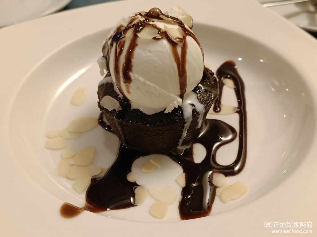 Osteria Rialto 雅朵義大利餐館 雅朵義大利餐館菜單 雅朵義大利餐館價格 大安區美食 上面是香草冰淇淋,下面是剛烤好的布朗尼蛋糕,布朗尼蛋糕裡面沒有加核桃,所以搭配冰淇淋吃,入口即化,非常好吃。整份餐點非常棒,味道上沒有任何缺點,只是份量有點少而已。 @在地老饕阿府
