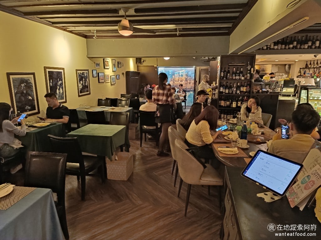 Osteria Rialto 雅朵義大利餐館 雅朵義大利餐館菜單 雅朵義大利餐館價格 大安區美食 一開始會以為就是一個普通的餐酒館,但到店內後卻發現,很多人不是只來喝酒,而是來這裡吃披薩的。而且來的客人,多半都是整個家庭。 @在地老饕阿府