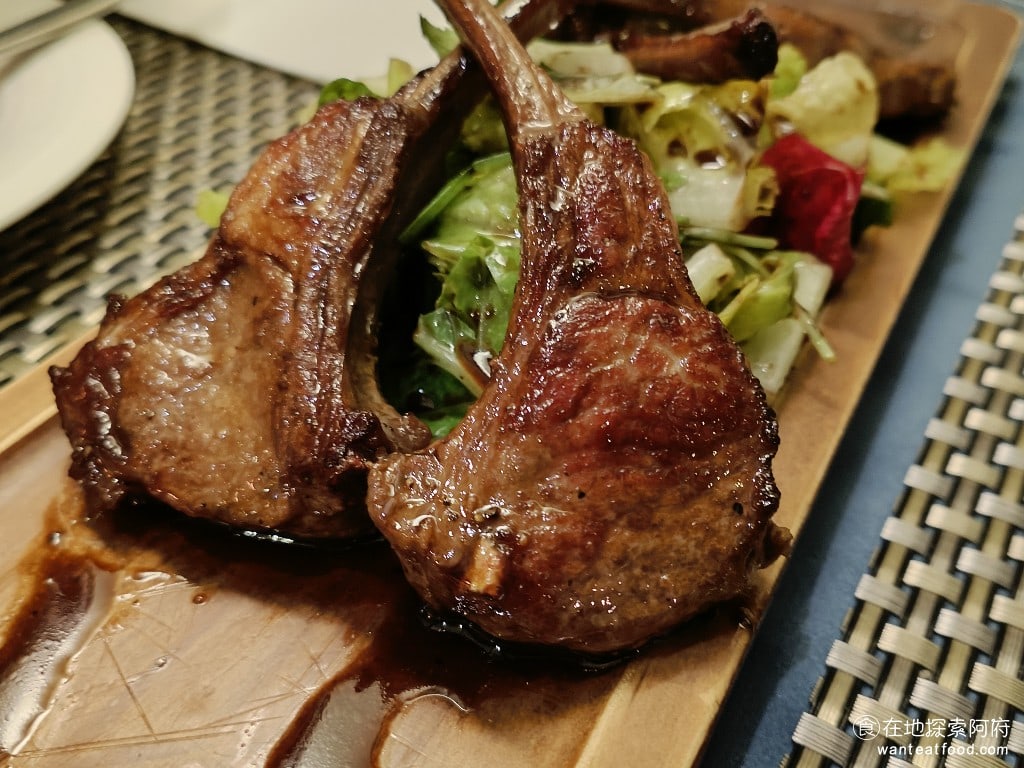 Osteria Rialto 雅朵義大利餐館 雅朵義大利餐館菜單 雅朵義大利餐館價格 大安區美食 羊排是七分熟,煎得剛剛好咬下去裡面還帶有肉汁,搭配甜甜的燒烤醬,味道真的很棒,但只給了四小塊,這樣完全不夠吃啊! @在地老饕阿府