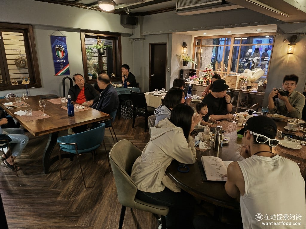 Osteria Rialto 雅朵義大利餐館 雅朵義大利餐館菜單 雅朵義大利餐館價格 大安區美食 店內昏黃的燈光,配上歐式典雅風格的裝潢,讓用餐環境非常有氣氛。 @在地老饕阿府