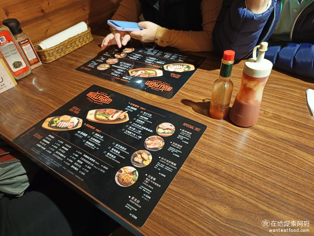鬥牛士經典牛排 長安店 中山區美食 南京復興美食 羅宋湯 蔬菜湯 牛肉湯 霜降豬肉 杏仁茶 美式料理 入座了，要使用 QRCODE 點餐，用過的醬料，記得要放回原位喔，不然會被店員提醒 @在地老饕阿府