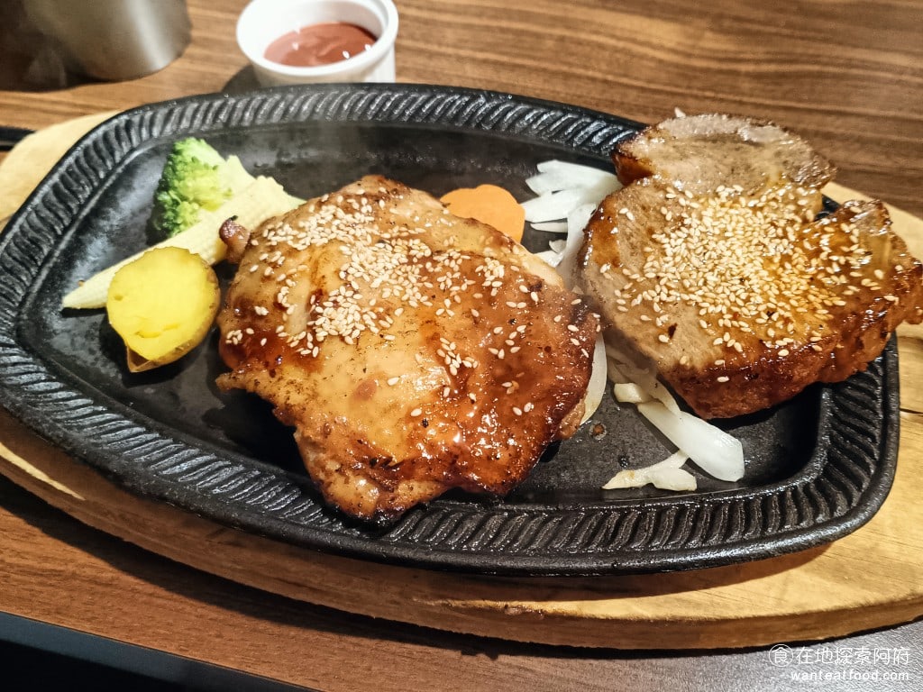 鬥牛士經典牛排 長安店 中山區美食 南京復興美食 羅宋湯 蔬菜湯 牛肉湯 霜降豬肉 杏仁茶 美式料理 雞腿排拼豬排 雞腿排的味道非常不錯，但是這個豬排我覺得太硬了吃得非常不舒服 @在地老饕阿府