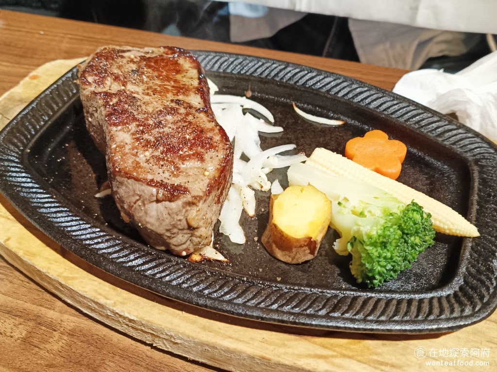 鬥牛士經典牛排 長安店 中山區美食 南京復興美食 羅宋湯 蔬菜湯 牛肉湯 霜降豬肉 杏仁茶 美式料理 經典牛排 這個牛排吃起來是不差，但也不會覺得特別好吃，而且這個份量給得太多了，與其給這麼大的份量還不如再把肉質提升會更好 @在地老饕阿府