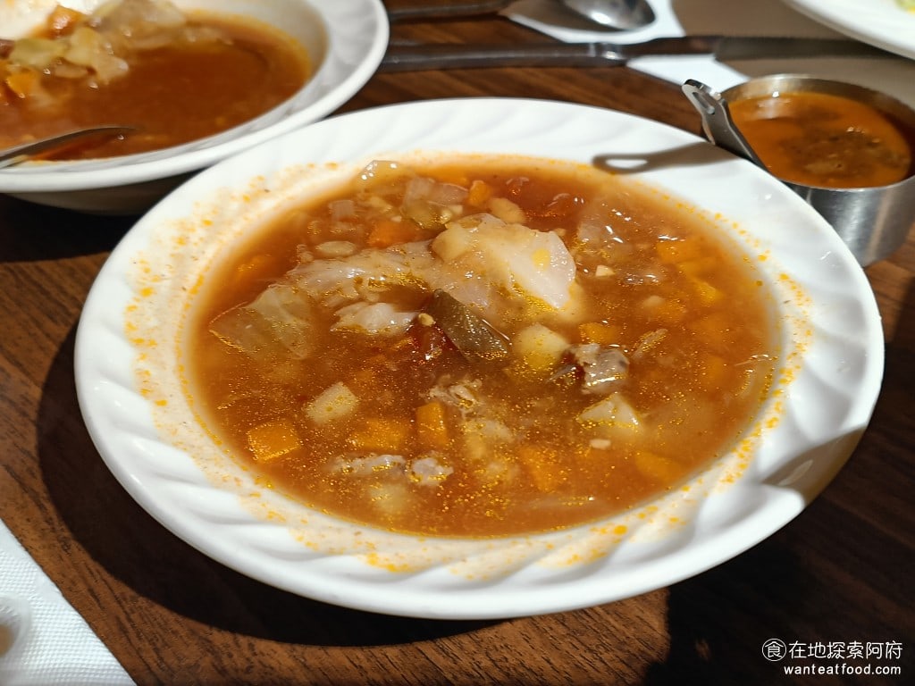 鬥牛士經典牛排 長安店 中山區美食 南京復興美食 羅宋湯 蔬菜湯 牛肉湯 霜降豬肉 杏仁茶 美式料理 羅宋湯 羅宋湯的味道還可以，裡面的料非常多，比玉米濃湯好喝多了 @在地老饕阿府