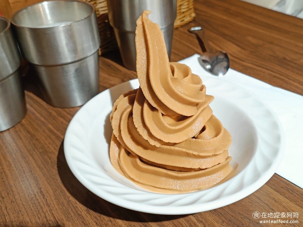 鬥牛士經典牛排 長安店 中山區美食 南京復興美食 羅宋湯 蔬菜湯 牛肉湯 霜降豬肉 杏仁茶 美式料理 泰式奶茶霜淇淋，可以拿薯條沾著吃，因為薯條本身吃起來很乾，這樣沾著冰淇淋吃之後就覺得還不錯 @在地老饕阿府