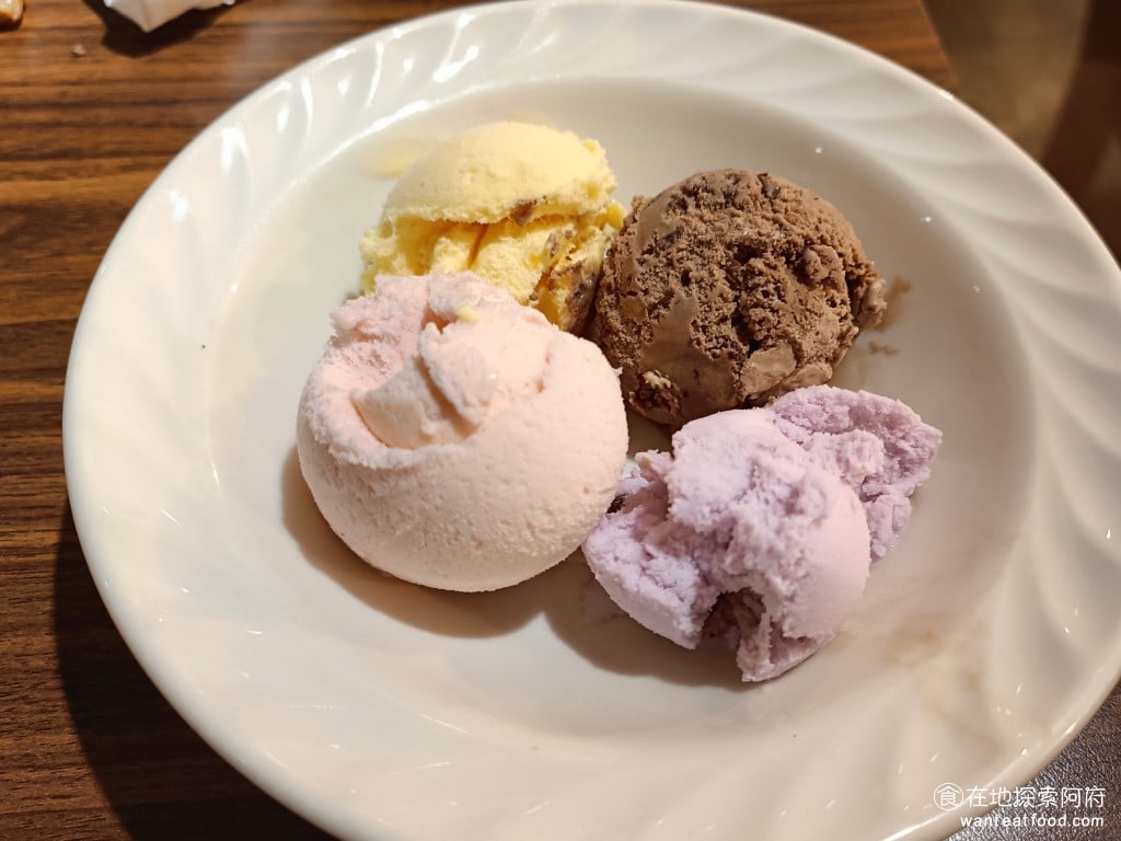 鬥牛士經典牛排 長安店 中山區美食 南京復興美食 羅宋湯 蔬菜湯 牛肉湯 霜降豬肉 杏仁茶 美式料理 我拿了四種口味的冰淇淋，巧克力草莓、藍莓和香草，這個冰淇淋不知道是哪個牌子的，但吃起來還不錯味道不差 @在地老饕阿府