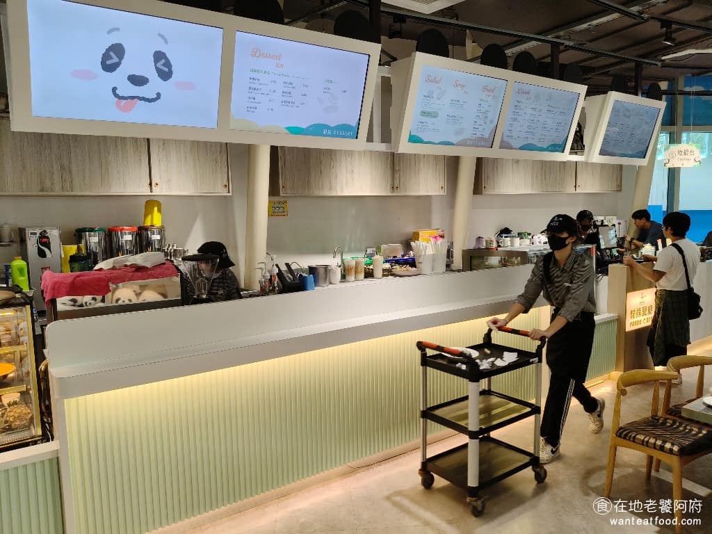 化石先生Mr. Fossil 貓熊餐廳 貓熊餐廳菜單 貓熊餐廳推薦 文山區美食 文山美食 動物園美食 化石先生 Mr. Fossil，原本是一個專注於古生物挖掘、修復與展覽的自然科學團隊，同時也在各地經營自然科普主題商店，販售化石、礦物、隕石等商品 2023 年，透過動物園招商程序，取得大貓熊館二樓的餐廳經營權。 @在地老饕阿府