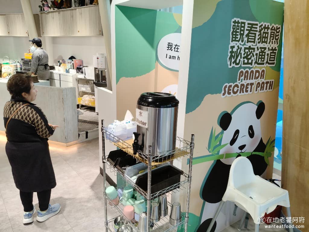 化石先生Mr. Fossil 貓熊餐廳 貓熊餐廳菜單 貓熊餐廳推薦 文山區美食 文山美食 動物園美食 《化石先生 Mr. Fossil 貓熊餐廳》由化石先生團隊經營，採用環景式玻璃窗設計，還設有隧道式觀景空間，讓遊客可以在仿樹洞的氛圍裡，靜靜觀察大貓熊的日常。 @在地老饕阿府
