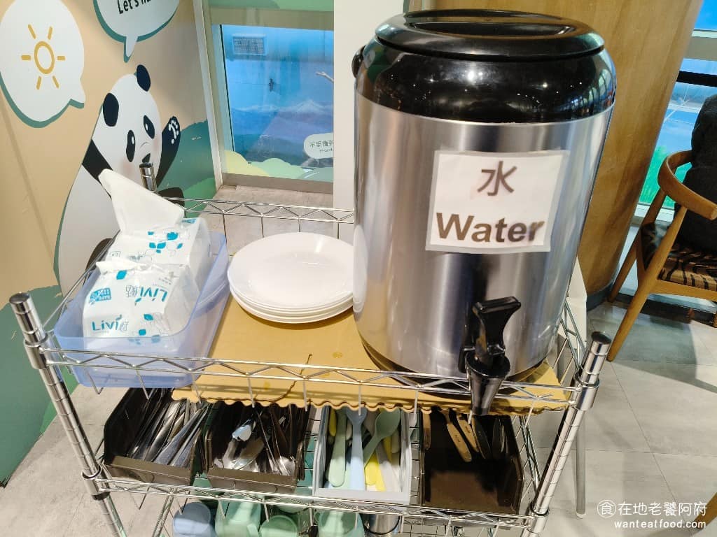 化石先生Mr. Fossil 貓熊餐廳 貓熊餐廳菜單 貓熊餐廳推薦 文山區美食 文山美食 動物園美食 還有提供免費的冰開水，可以喝很適合闔家大小，逛累了來這裡休息。 @在地老饕阿府