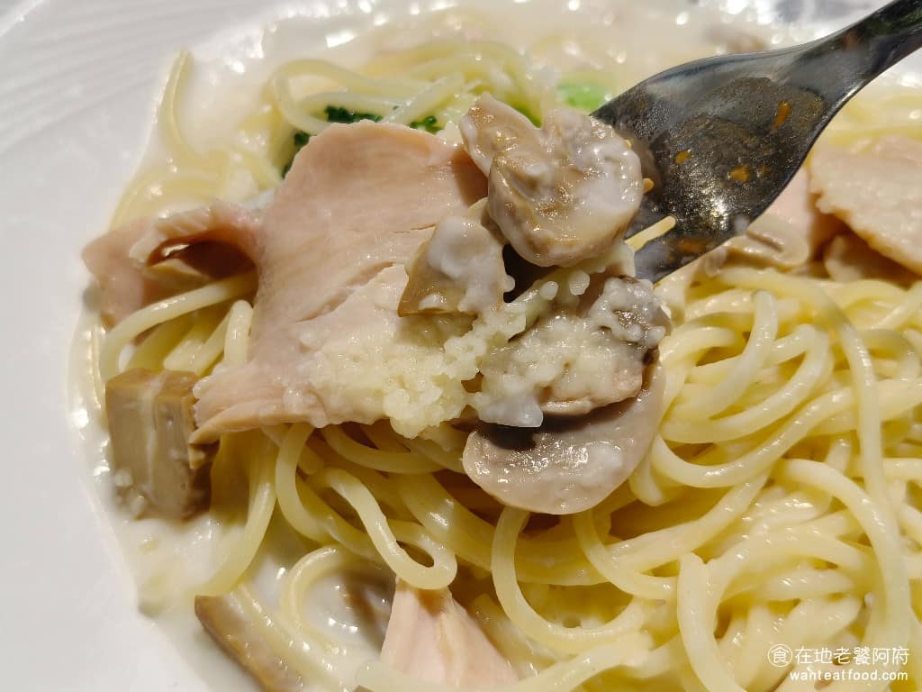 化石先生Mr. Fossil 貓熊餐廳 貓熊餐廳菜單 貓熊餐廳推薦 文山區美食 文山美食 動物園美食 裡面的燻雞和蘑菇，份量也給得很多，吃起來料多豐盛，完全不會單調。還不錯吃，我們全部的麵都吃光了。 @在地老饕阿府