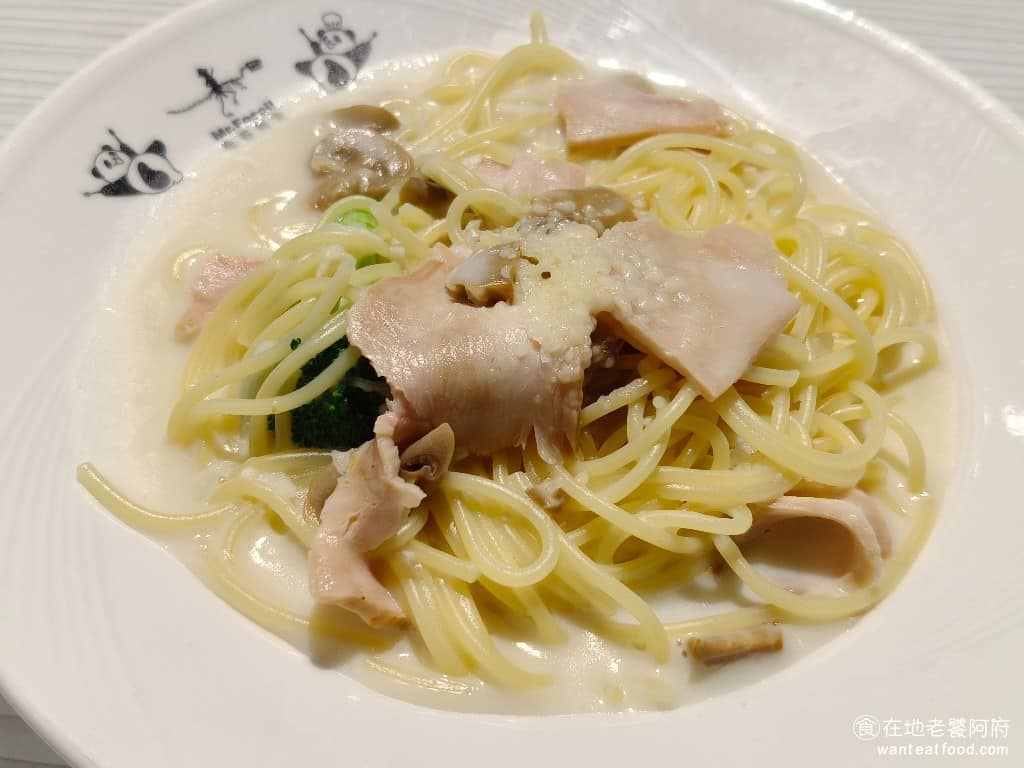 化石先生Mr. Fossil 貓熊餐廳 貓熊餐廳菜單 貓熊餐廳推薦 文山區美食 文山美食 動物園美食 奶香蘑菇燻雞 上面加了很多燻雞和蘑菇，所以整盤麵一上桌，就能聞到滿滿煙燻的香氣，奶油加的很多，吃起來也是奶香味十足。 @在地老饕阿府