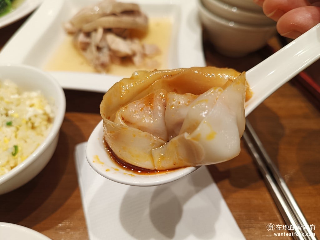 台北信義區 鼎泰豐 A13店 小籠包 黃金18摺 排隊 紅油抄手 流沙包 松露 醉雞 糙米 絲瓜湯包 烤麩 我挑了一顆比較不辣的，但沒想到背面翻開後，還是沾滿了滿滿的辣油 @在地老饕阿府