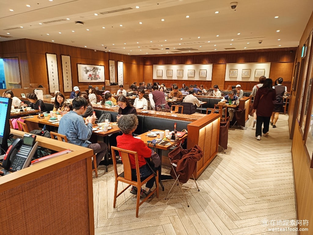 台北信義區 鼎泰豐 A13店 小籠包 黃金18摺 排隊 紅油抄手 流沙包 松露 醉雞 糙米 絲瓜湯包 烤麩 輪到我們了，到了二樓之後一看，發現店內非常熱鬧，幾乎所有的座位都已經坐滿了。 @在地老饕阿府