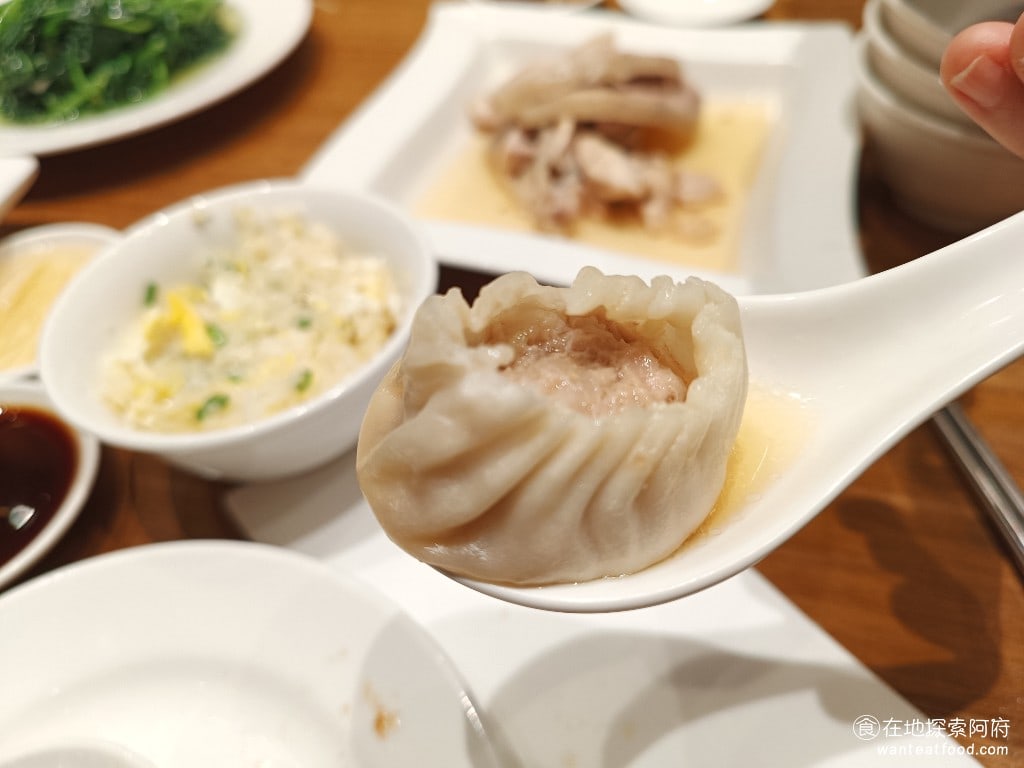台北信義區 鼎泰豐 A13店 小籠包 黃金18摺 排隊 紅油抄手 流沙包 松露 醉雞 糙米 絲瓜湯包 烤麩 裡面是滿滿的湯汁和肉餡，入口即化 @在地老饕阿府