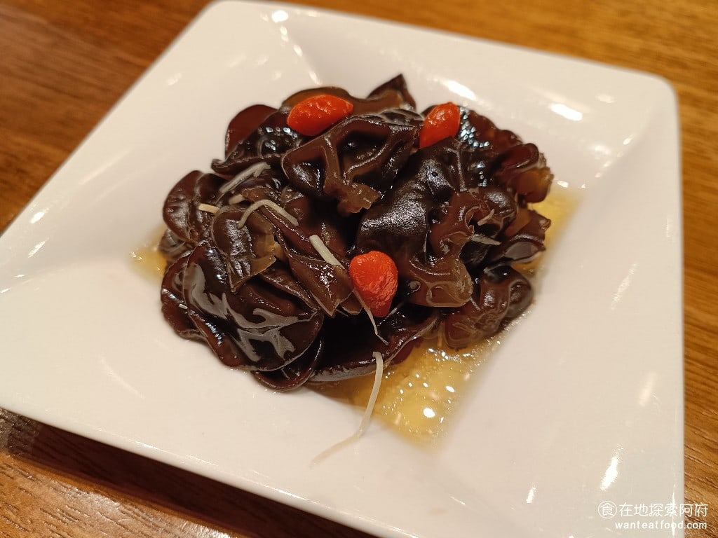 台北信義區 鼎泰豐 A13店 小籠包 黃金18摺 排隊 紅油抄手 流沙包 松露 醉雞 糙米 絲瓜湯包 烤麩 涼拌雲耳 吃起來非常清爽，微酸帶點甜，非常開胃。上面放了枸杞和薑，作為我們的第一道開胃菜，真的是非常適合。 @在地老饕阿府