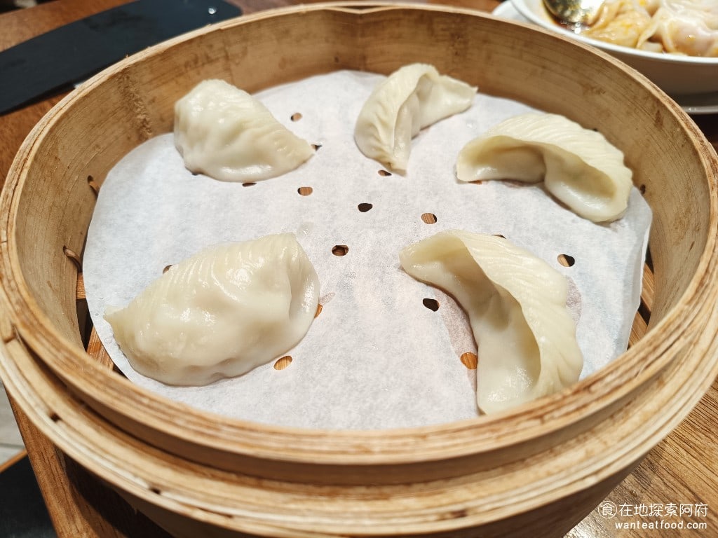 台北信義區 鼎泰豐 A13店 小籠包 黃金18摺 排隊 紅油抄手 流沙包 松露 醉雞 糙米 絲瓜湯包 烤麩 鮮魚蒸餃 我覺得這個蒸餃比小籠包更好吃。一口咬下後，魚的鮮甜味道立即在口中綻放，雖然調味非常簡單， @在地老饕阿府