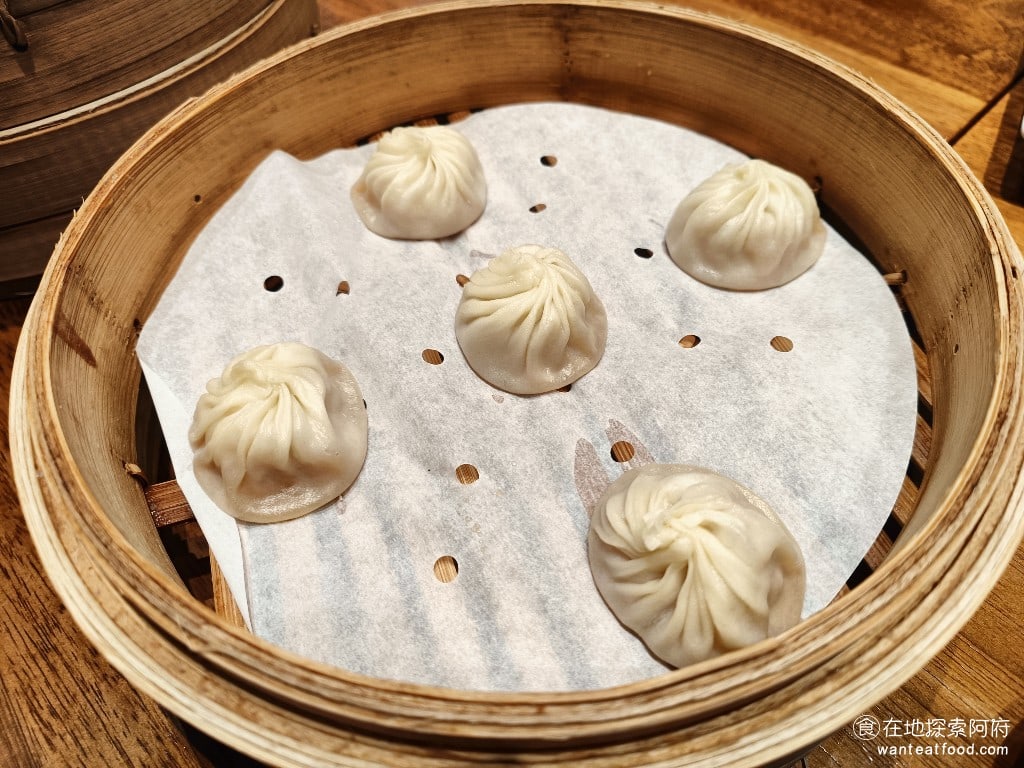 台北信義區 鼎泰豐 A13店 小籠包 黃金18摺 排隊 紅油抄手 流沙包 松露 醉雞 糙米 絲瓜湯包 烤麩 招牌小籠包 原味小籠包以黃金18折的手法製作，每顆小籠包的餡料精確控制在21公克，由鼎泰豐的師傅用心捏製。 @在地老饕阿府