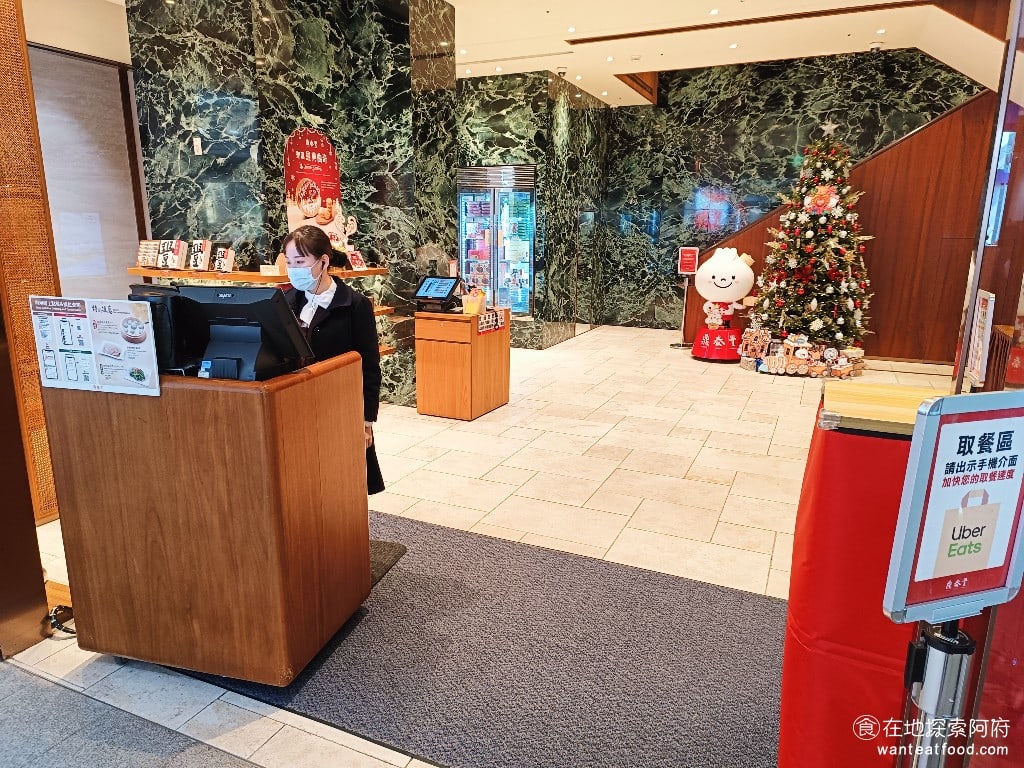台北信義區 鼎泰豐 A13店 小籠包 黃金18摺 排隊 紅油抄手 流沙包 松露 醉雞 糙米 絲瓜湯包 烤麩 這間鼎泰豐主要用餐區在二樓，但可能是為了方便招呼客人，所以特別在一樓設了一個區域專門引導客人。 @在地老饕阿府